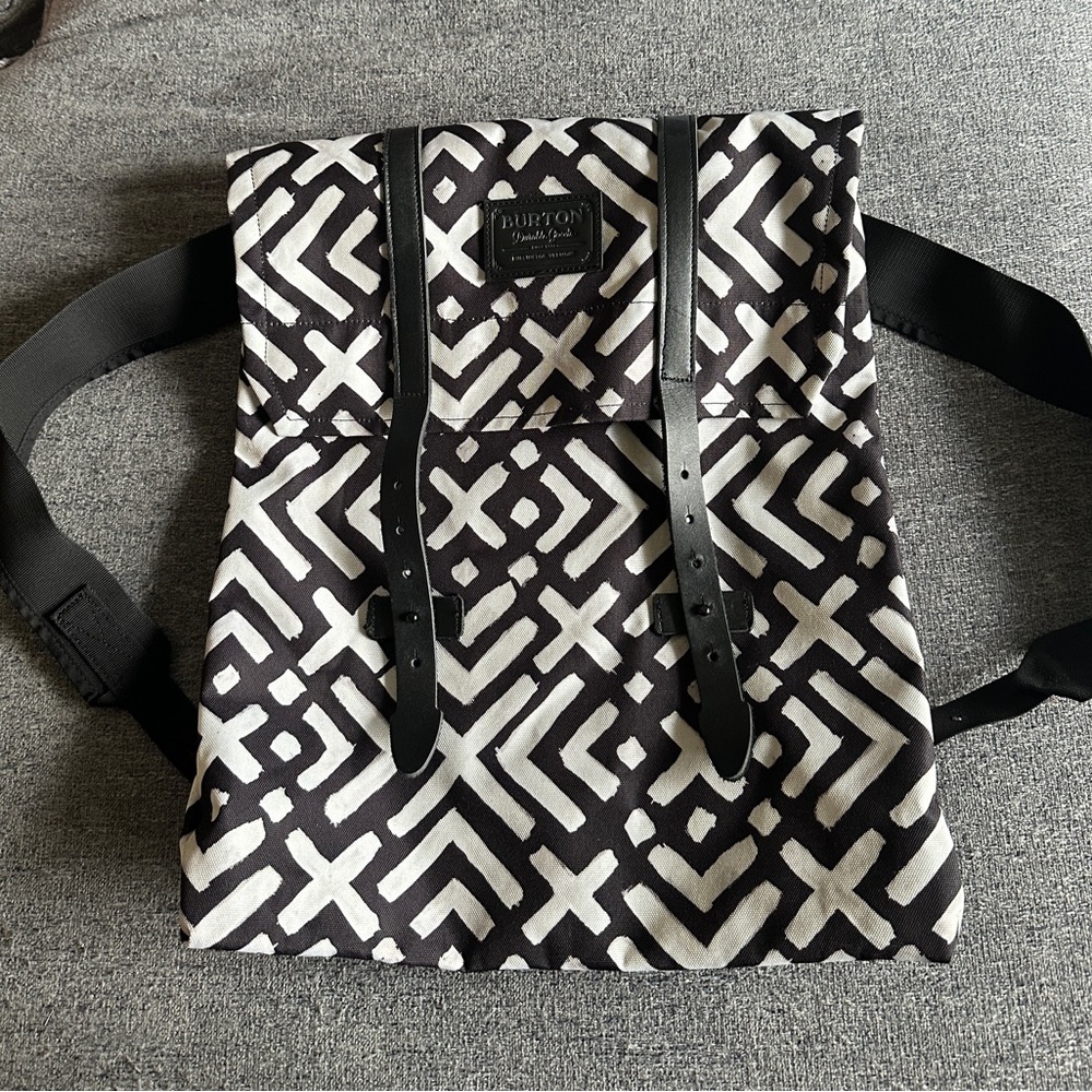 Burton Taylor Backpack B+W X design Zipper pocket key ring Divided inside pocket